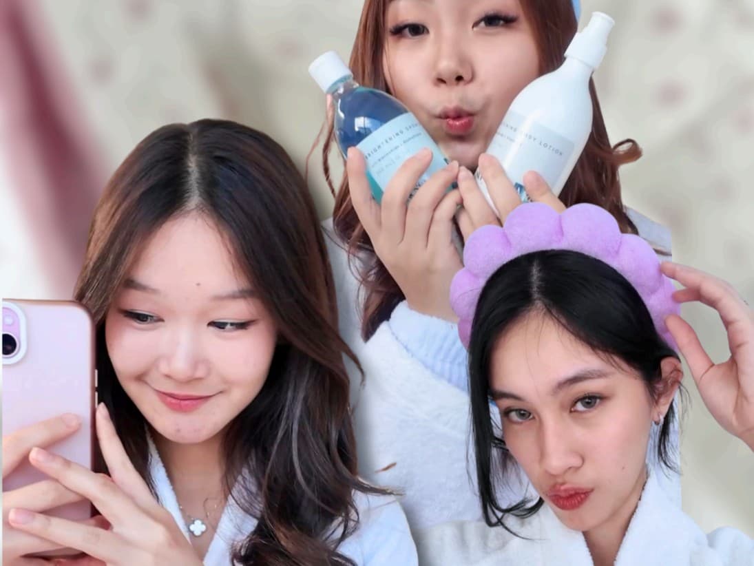 Tiga perempuan muda tersenyum sambil memegang produk body care INESIA