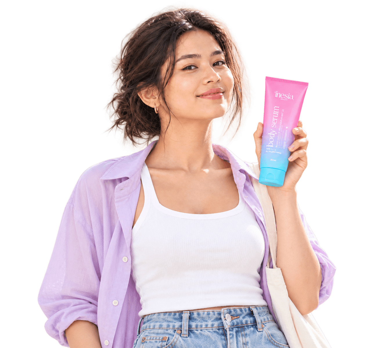 Perempuan muda tersenyum di luar ruangan pada siang hari, mengenakan kemeja lilac dan tank top putih